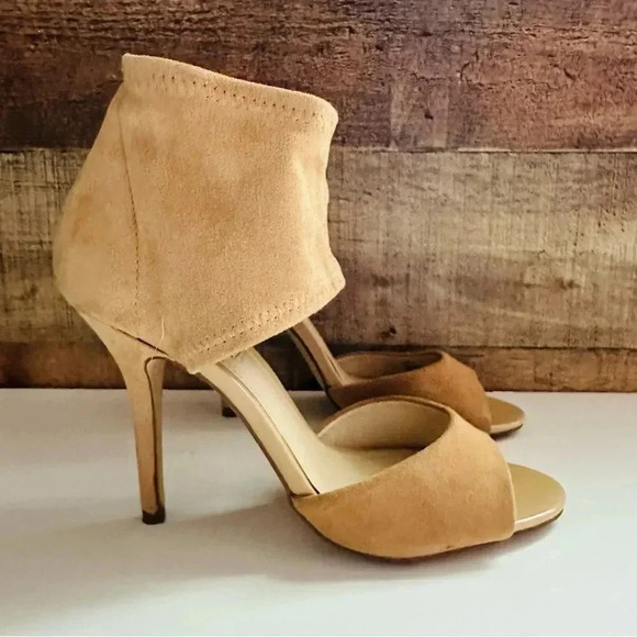 Steve Madden Liftoff Peep Toe Nude Suede Heels - Picture 2 of 7